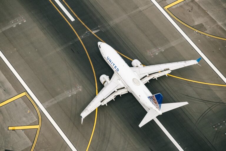 baltimore budget airline - white and blue airplane on airport during daytime