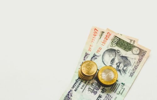 IPO process explained - 100 Indian rupee 7ED 130252 banknote
