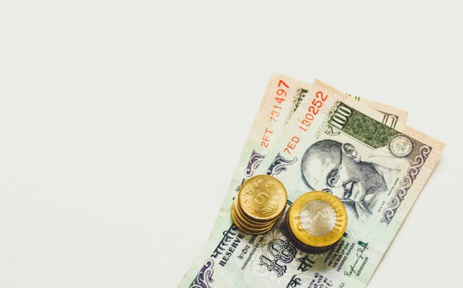 IPO process explained - 100 Indian rupee 7ED 130252 banknote