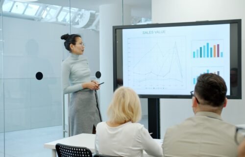 GDPR financial services - Woman presenting a graph to an audience