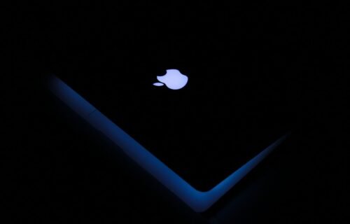 apple spyware alert - Apple logo