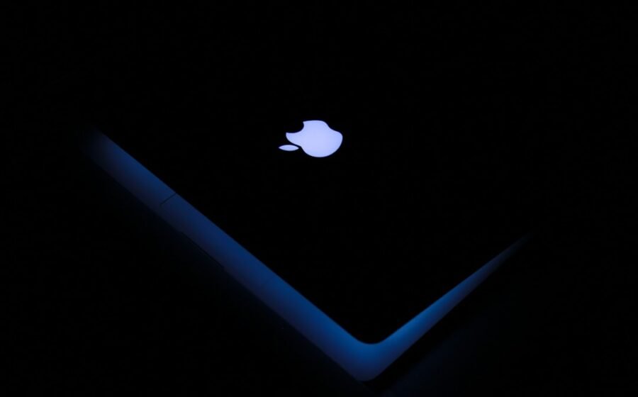 apple spyware alert - Apple logo